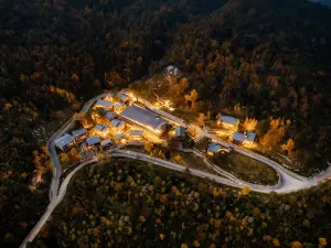 Huaying Shili Fangfei Hongyan Meicun