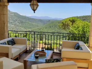 Loup Castel Boutique Hotel B&B