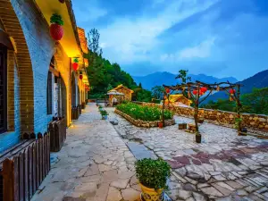 Mount Yunqiu Yaodong Courtyard