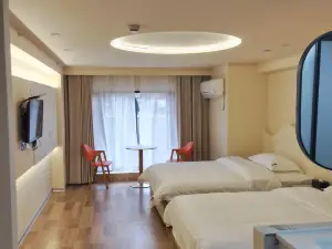 Seasonal Wind Hostel