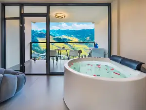 Enjoy the panoramic view of the rice fields (Longsheng Longji Terraces Branch)