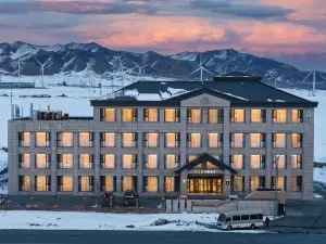 サリム湖水雲杉鉑驪ホテル（新遊客中心）