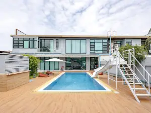 Luxury five-room pool villa