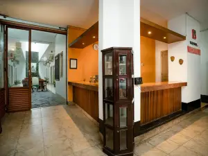 Hotel Poncowinatan - Tugu
