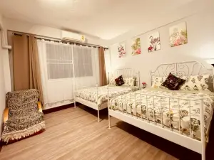 Baan Nampetch Khaosan Hostel