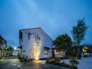 Floral Hotel· Zhenshui Homestay (Shanghai Zhujiajiao Ancient Town Store)