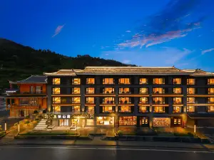 Qiushanju Hotel (Xijiang Qianhu Miao Village North Gate)