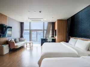 Gray 193 Hotel
