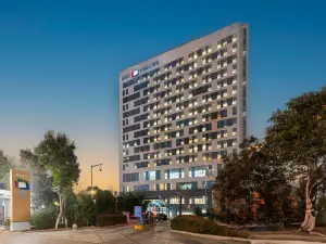 Yancheng Baolong Yiyue Select Hotel