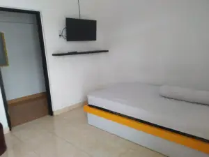 OYO 90699 Yellow White Guesthouse Palu