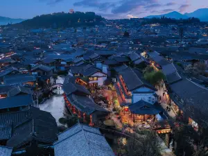 Panoramic view of the ancient city by the mountain stream (Lijiang Sifang Street)