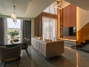 LuxeHome _ Opera,Metropole Apartment