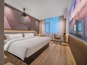 iu Hotel (Kaizhou New Century Pedestrian Street)