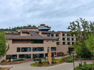 Jianmenguan Xiongguan Yougu Resort Hotel