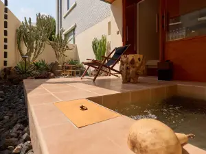 Stone Hot Spring Inn (Hot Spring Qidan Ancient Town)