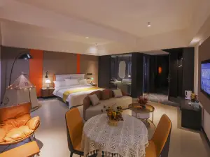 住在咖啡廳假日酒店