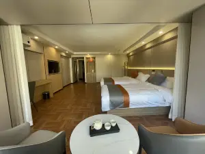 เซอร์วิสอพาร์ตเมนต์เถียนเถียนฮอลิเดย์ (ถนนเซ็นทรัล โบสถ์เซนต์โซเฟีย)