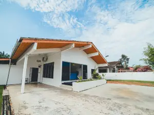 Batu Pahat w Pool table & Karaoke Villa 4BR 16pax