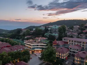Lushan Tianhai Baitang Hotel(Guling Street Cableway Station Store)
