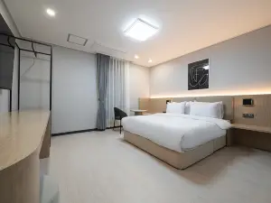 Hound Hotel Gunsan (Business Styler)