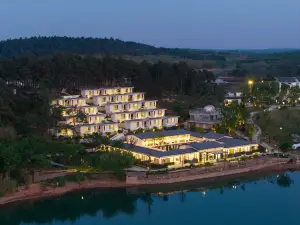 Floral Hotel·Yishan Riverside Homestay (Maoshan Oriental Salt Lake City Branch)