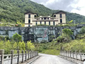 Dulongjiang Tianjing Hotel