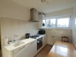 Cozy apartment - 100m beach, AC, workstation, balcony, backyard, yoga mat
