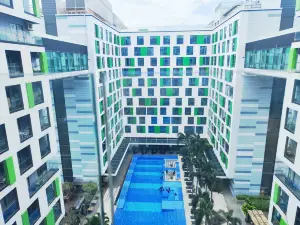 Republic Plaza -Luxury condo with pool, close to airport