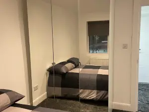 Greenwich Oasis Near o2 arena with Spacious Charm