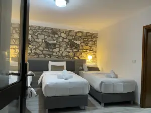 Te Gjyshi (at Grandfather)