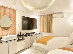 waltz hotel
