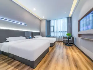 Yiju Hotel (Quxian People's Hospital Wealth Center Store)