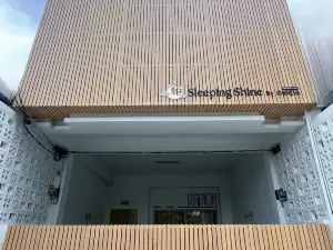 Sleeping Shine by DeliZia Homestay (9-10 Persons)