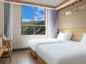 Baiyue Mountain Lodge Hotel (Shangri-La Town Daocheng Yading Scenic Area)