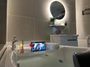 [NEW] Private Jacuzzi | Near Velocity Mall | MRT