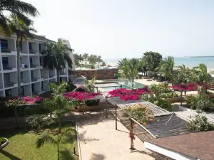 Giraffe Beach Hotel