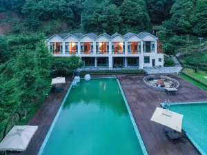 HOTEL IN THE CLOUDS
