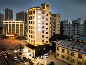 GEM Hotel (Xinyang Xi County Longhu Central City Wuyi Road)
