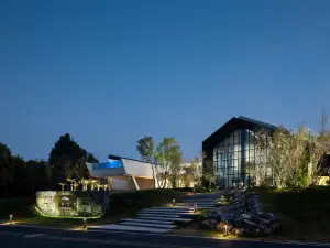 Half Mountain Four Seasons Hot Spring Hotel