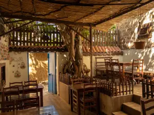 Historical Greek Mansion Antikhan