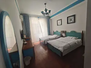 Luoping Huaying Image Theme Inn