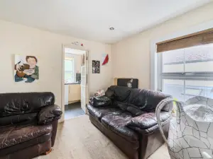 Exclusive 3 Bedroom Flat in Kingston Town!