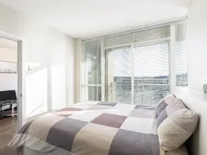 Coquitlam Center Bright & Modern 1BR Parking included Steps to SkyTrain | Pool & Gym