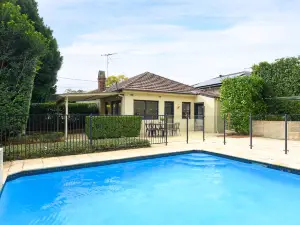 Luxury Family Retreat with Pool | Pymble Station