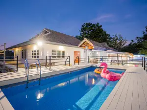 Starlight pool villa