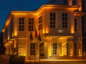 Araz White House