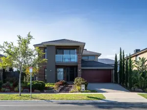 Lux Clyde North Super Spacious Retreat