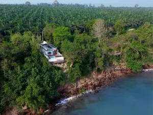 The Munique Cliff House Chumphon - private jacuzzi with beach views