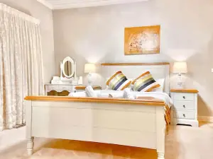 Modern 4BR Oasis in Heart of Glen Waverley