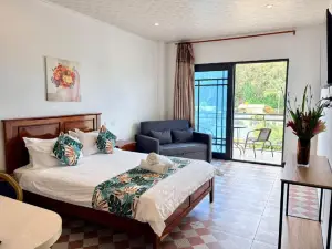 Crown Royale Hotel & Lounge